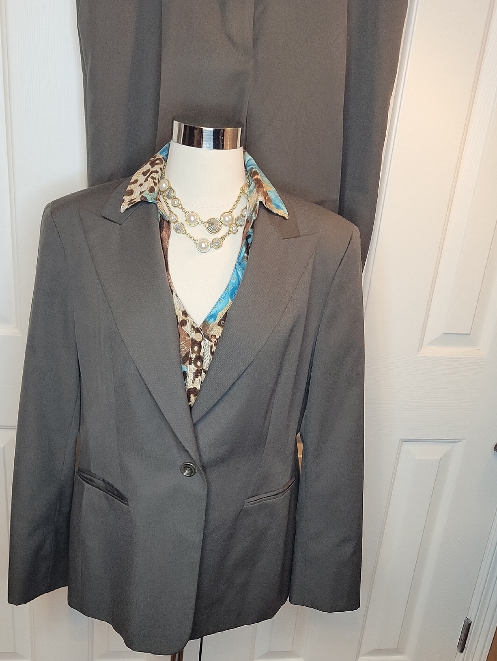 Jones New York Gray Greenish Hue Women's Blazer with Pants ; Suit